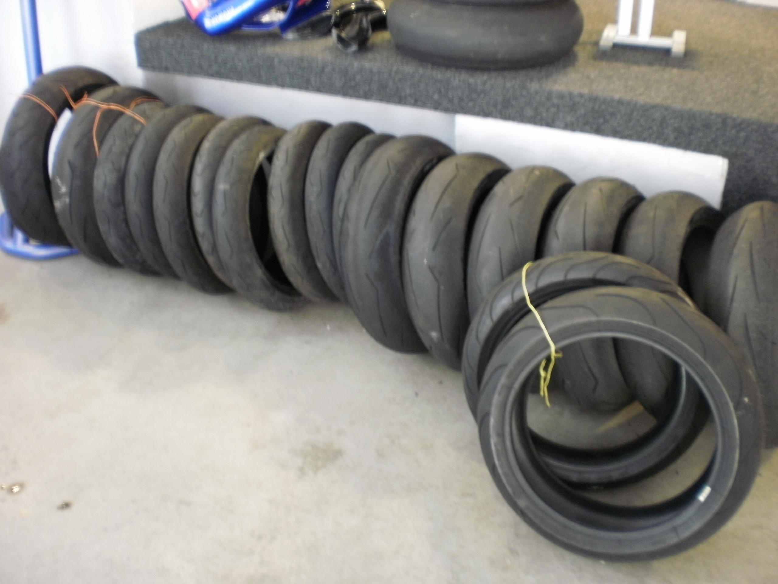 Jet� pneu z okruh� i silnic